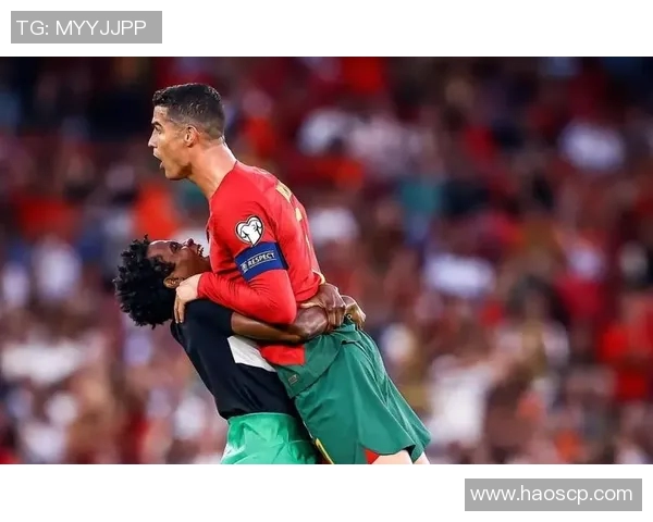 球迷疯狂冲入赛场一幕C罗球衣被抢引发热议